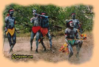 Aborigine-Tänzer und Didgeridu-Spieler bei einem Corroboree