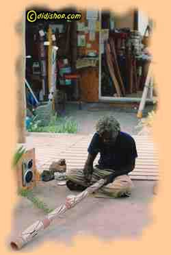 Ein Aborigine gibt einem hochwertigen Didgeridu den letzten Schliff