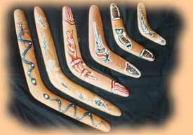 boomerangs pintados de vários tamanhos